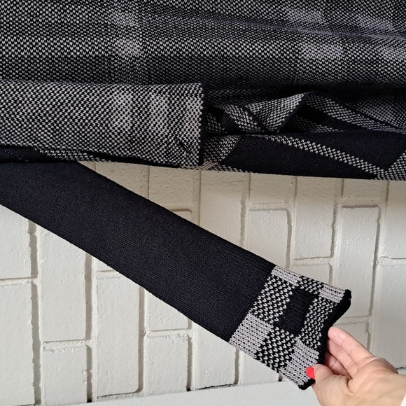 Venus Black/Gray Plaid Long Open Front Cardigan. Size XS (See Measurements) - Picture 4 of 8